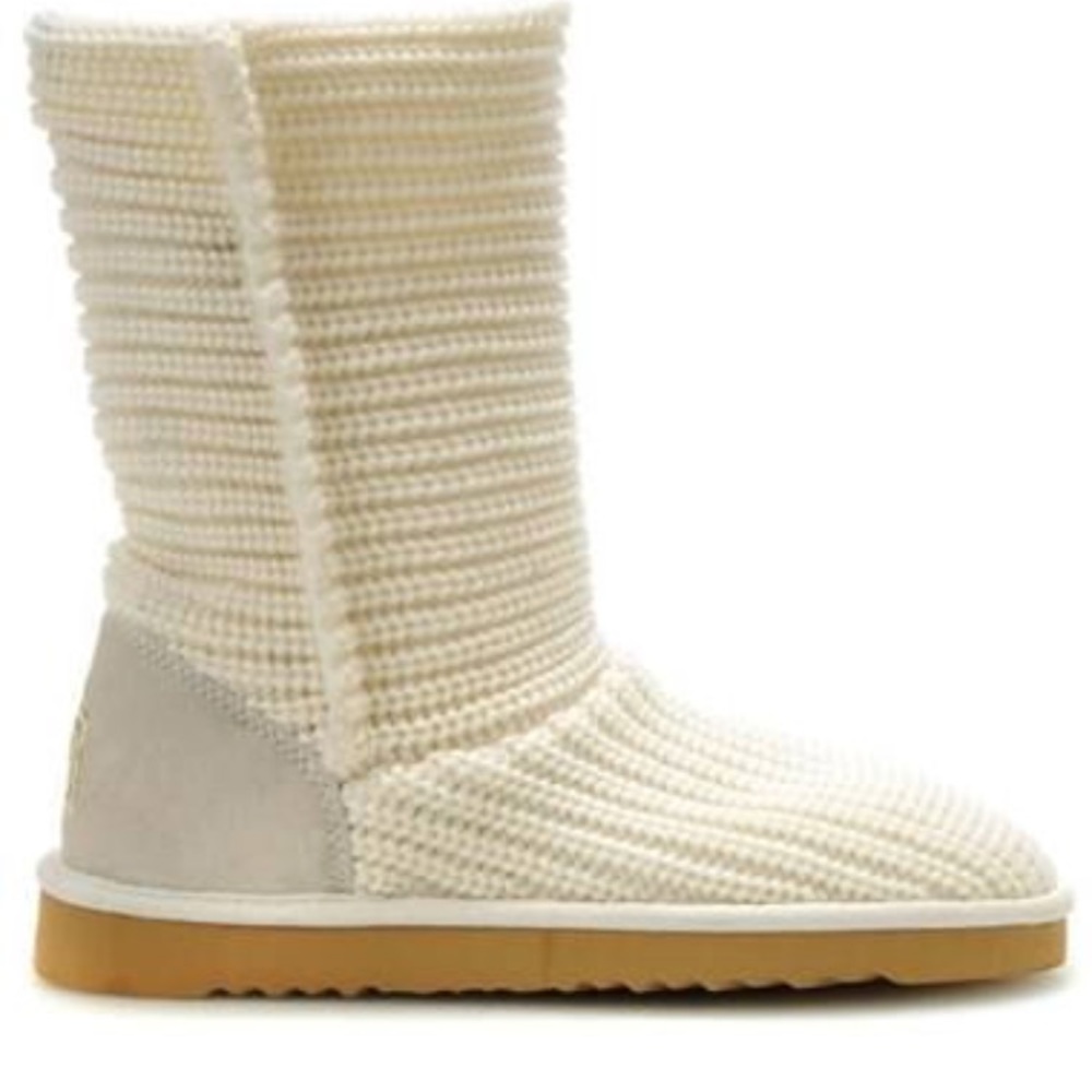 Crochet cream ugg boot